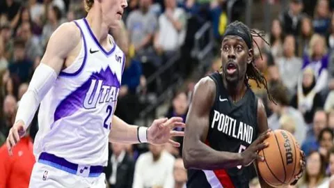 贝兹利快攻暴扣，风车式扣篮赢得满堂喝彩